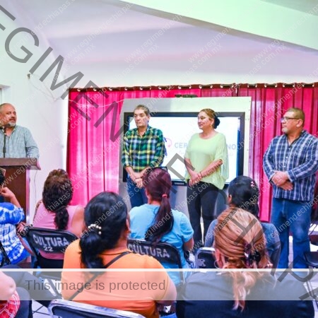 Tapachula, Chiapas.- El Ayuntamiento de Tapachula a través de la Secretaría de Salud Municipal, conmemoró el Día Mundial de la Prevención del Cáncer Cervicouterino impartiendo pláticas y realizando papanicolau a las mujeres que así lo solicitaron.