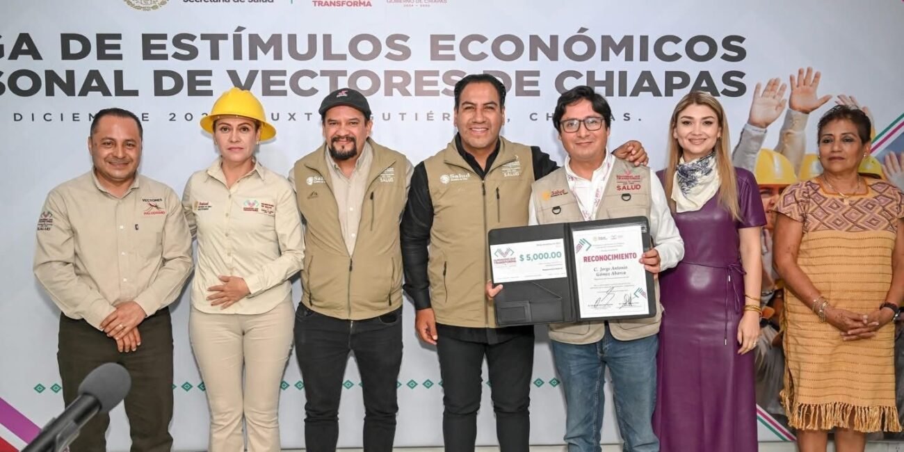 Eduardo Ramírez reconoce a personal de vectores por su labor en la prevención de enfermedades FOTO PRINCIPAL 59