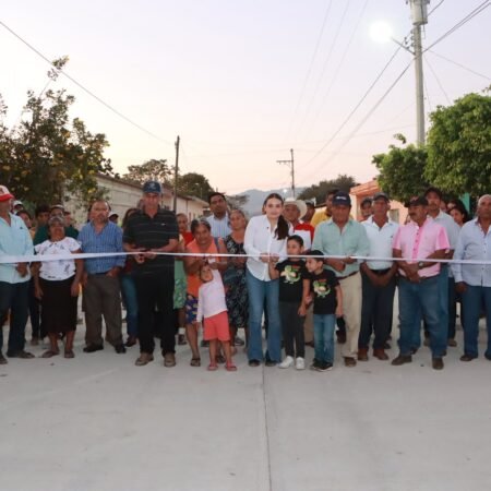 En Melchor Ocampo Valeria Rosales entrega calles pavimentadas