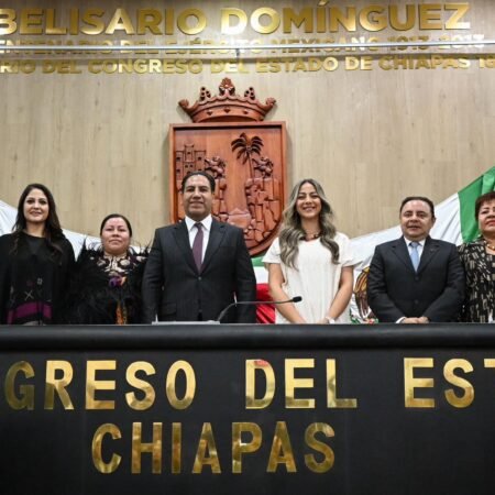 Gobernador Eduardo Ramírez devela en muro de honor inscripción: “Bicentenario del Congreso del Estado de Chiapas 1825-2025”