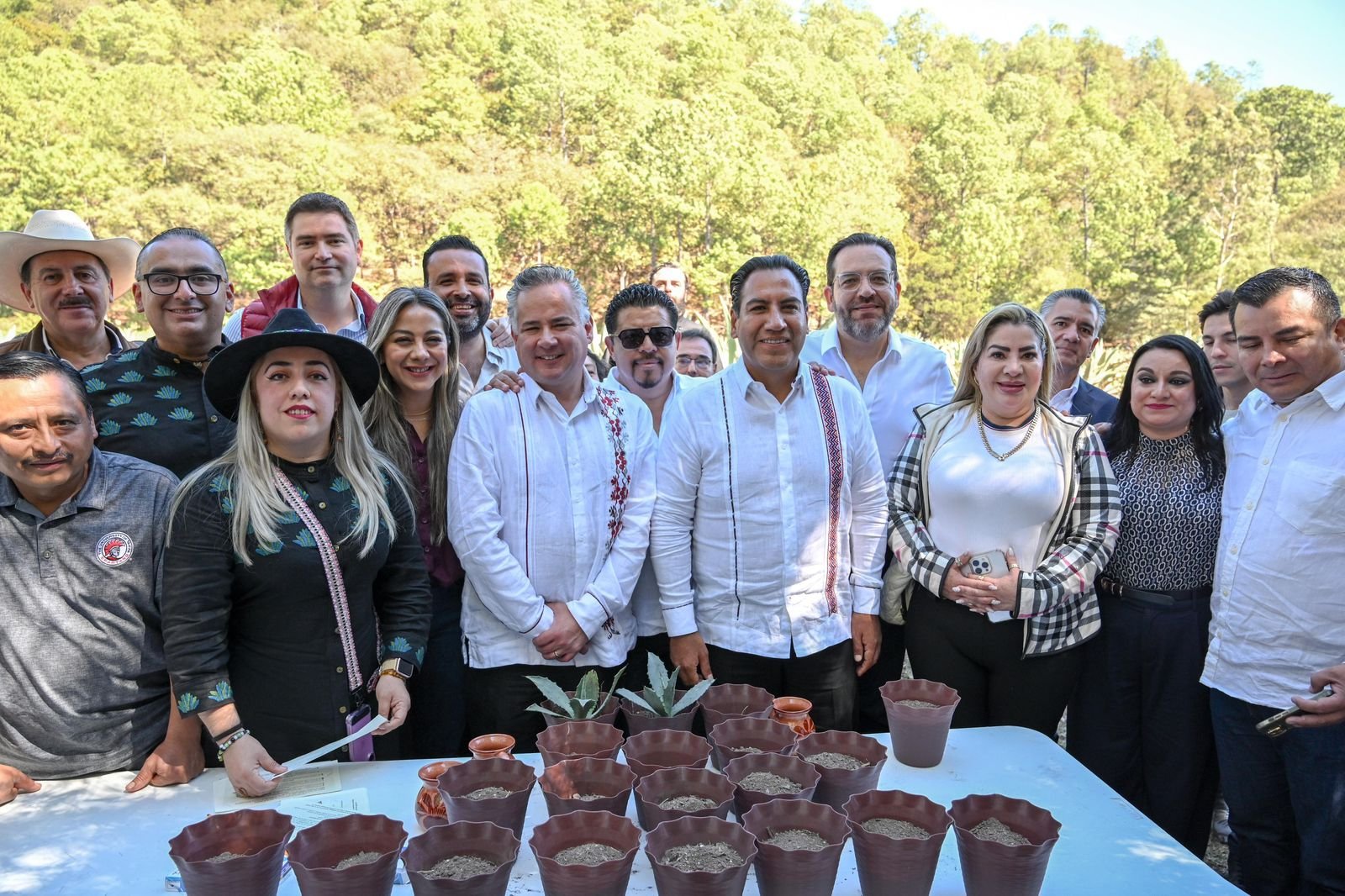 Eduardo Ramírez y titular del IMPI, Santiago Nieto, entregan Indicación Geográfica del Comiteco de Comitán