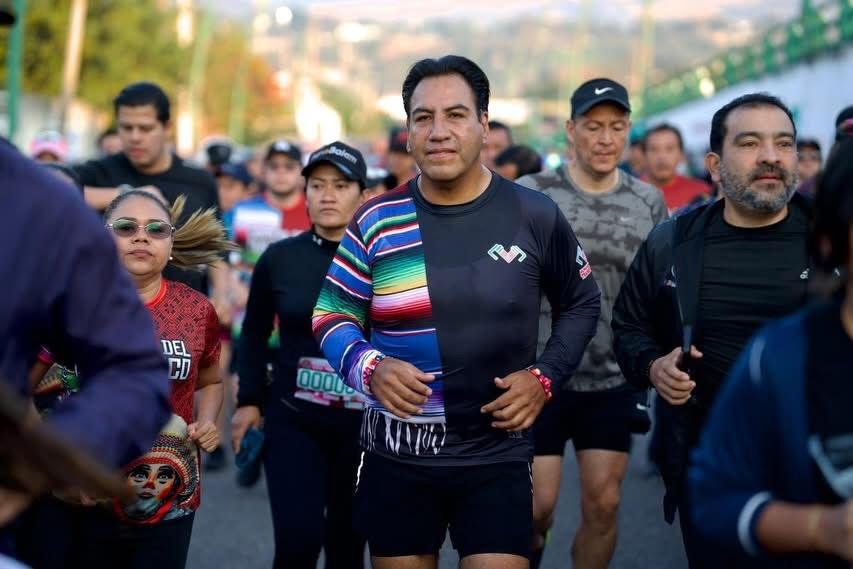 Junto a miles de atletas, Eduardo Ramírez participa en la Carrera del Parachico 2026 PRINCIPAL
