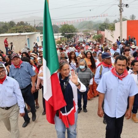 Yaneth Chiu participa en el Desfile Cívico por el 96 Aniversario del Ejido Tiltepec WhatsApp Image 2026 01 06 at 9.45.25 PM