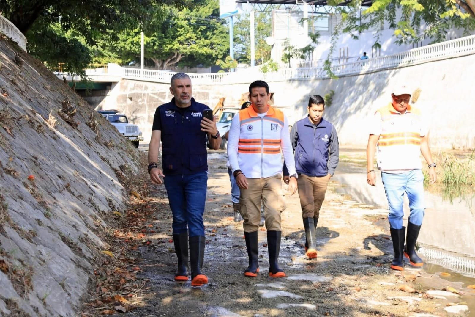 Angel Torres da seguimiento a los trabajos de desazolve del río Sabinal y afluentes