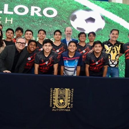 Jóvenes de la UNACH sostienen un encuentro con el escritor Juan Villoro WhatsApp Image 2026 02 20 at 8.25.57 PM