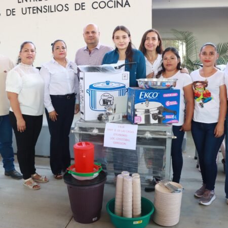 Valeria Rosales entrega paquetes de utensilios para comités de desayunos escolares 656442005 122191269068539184 7969871855753513571 n