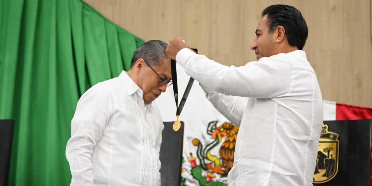Gobernador Eduardo Ramírez Aguilar impone medalla “Ángel Albino Corzo Castillejo” a Florentino Pérez FOTO PRINCIPAL