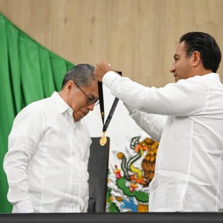 Gobernador Eduardo Ramírez Aguilar impone medalla “Ángel Albino Corzo Castillejo” a Florentino Pérez FOTO PRINCIPAL