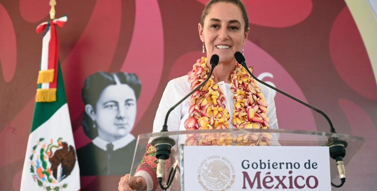 En Oaxaca, la Presidenta Claudia Sheinbaum reconoce a mujeres traductoras y presenta la Cartilla de Derechos de las Mujeres traducida a 67 lenguas indígenas MUJERES TRADUCTORAS EN OAXACA00004