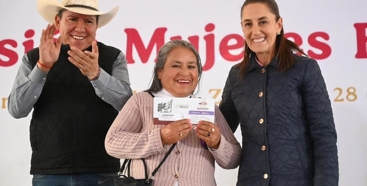 Presidenta Claudia Sheinbaum entrega Pension Mujeres Bienestar en Zacatecas son 36 mil beneficiarias en el estado y a nivel nacional la meta es de 3.5 millones este ano6