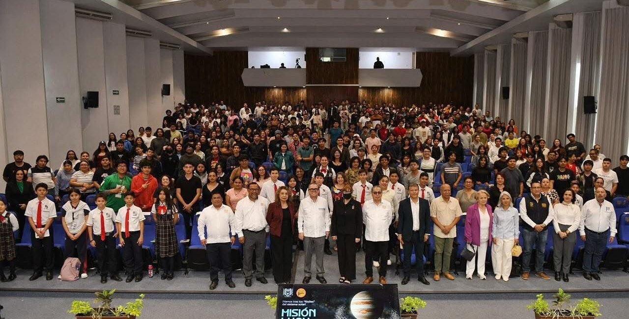 Dicta científica de la NASA conferencia magistral en la UNACH WhatsApp Image 2026 03 17 at 6.56.49 PM