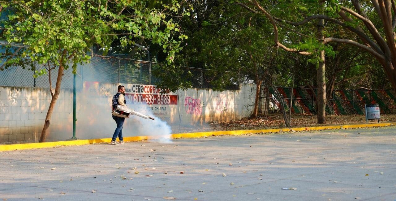 Realiza Ayuntamiento de Tuxtla fumigación preventiva en el Parque de la Mujer Soldado WhatsApp Image 2026 04 10 at 9.13.00 PM