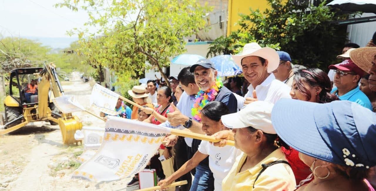 Angel Torres da banderazo de inicio a la pavimentación de la calle Jalisco en Las Granjas WhatsApp Image 2026 04 13 at 4.01.23 PM