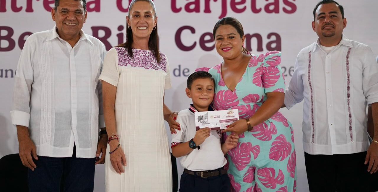 En Cunduacan Tabasco Presidenta Claudia Sheinbaum entrega tarjetas de la Beca Rita Cetina para uniformes y utiles a estudiantes de primaria en agosto recibiran el apoyo en todo el pais13