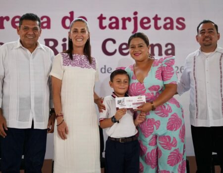 En Cunduacan Tabasco Presidenta Claudia Sheinbaum entrega tarjetas de la Beca Rita Cetina para uniformes y utiles a estudiantes de primaria en agosto recibiran el apoyo en todo el pais13