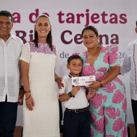 En Cunduacan Tabasco Presidenta Claudia Sheinbaum entrega tarjetas de la Beca Rita Cetina para uniformes y utiles a estudiantes de primaria en agosto recibiran el apoyo en todo el pais13