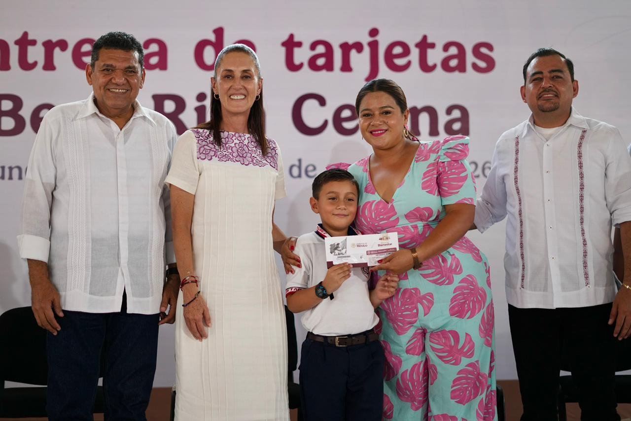 En Cunduacan Tabasco Presidenta Claudia Sheinbaum entrega tarjetas de la Beca Rita Cetina para uniformes y utiles a estudiantes de primaria en agosto recibiran el apoyo en todo el pais13