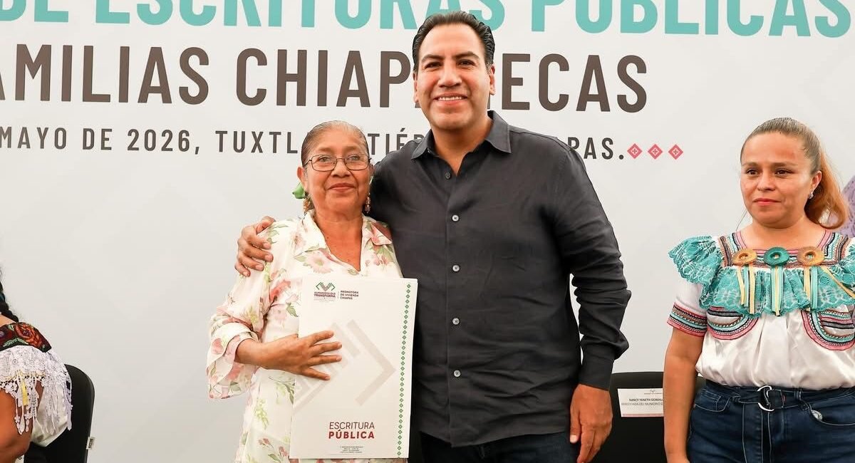Eduardo Ramírez entrega escrituras y fortalece certeza jurídica para familias chiapanecas FOTO PRINCIPAL 6 1