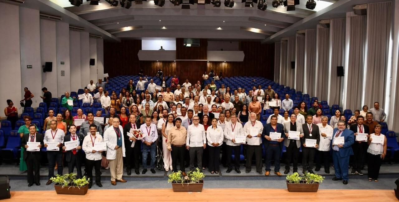 Reconoce UNACH a docentes con más de 25 años de servicio en los Campus de Tuxtla Gutiérrez y San Cristóbal de Las Casas MEDALLA MAESTROS 7