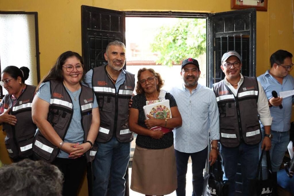 Sergio David Molina fortalece la educación de jóvenes y adultos con entrega de módulos del programa “Tuxtla Puede” 1 WhatsApp Image 2026 05 26 at 10.09.45 AM