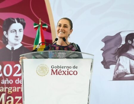 El objetivo de Jovenes Construyendo el Futuro es otorgar un ano de experiencia y el derecho al empleo digno Presidenta Claudia Sheinbaum desde Xalapa3
