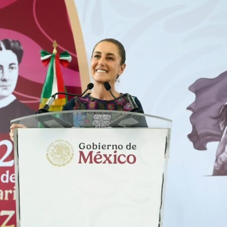 El objetivo de Jovenes Construyendo el Futuro es otorgar un ano de experiencia y el derecho al empleo digno Presidenta Claudia Sheinbaum desde Xalapa3