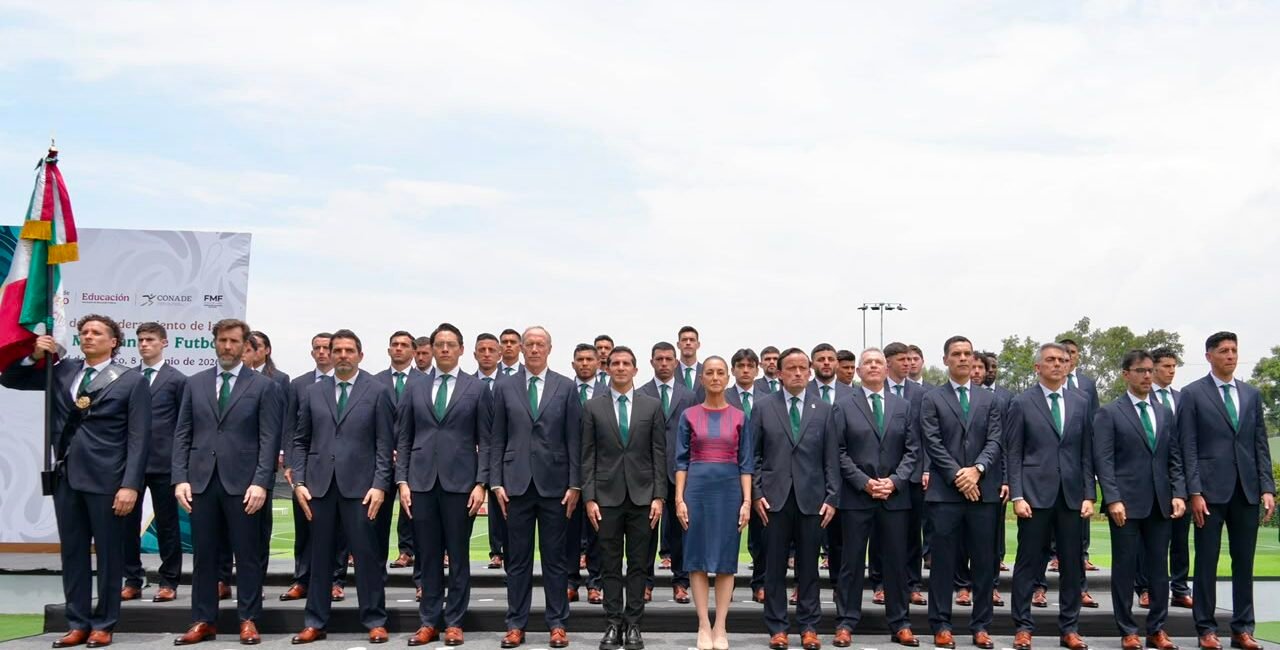 Presidenta Claudia Sheinbaum abandera a la Selección Nacional de México que participará en la Copa Mundial de la FIFA 2026 Presidenta Claudia Sheinbaum abandera a la Seleccion Nacional de Mexico que participara en la Copa Mundial de la FIFA 202600001