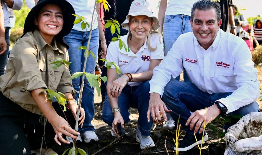 Yazmín Ramírez y Yamil Melgar promueven la reforestación.