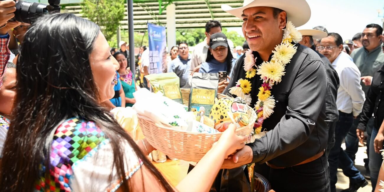 Eduardo Ramírez entrega apoyos al sector cafetalero e impulsa obras en Tumbalá y Yajalón