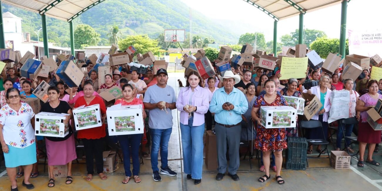 Valeria Rosales realizó entrega de aves en Ignacio Zaragoza e8104e0b ab08 49cc b2bc 9bfea46863f6