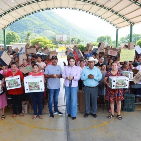 Valeria Rosales realizó entrega de aves en Ignacio Zaragoza e8104e0b ab08 49cc b2bc 9bfea46863f6