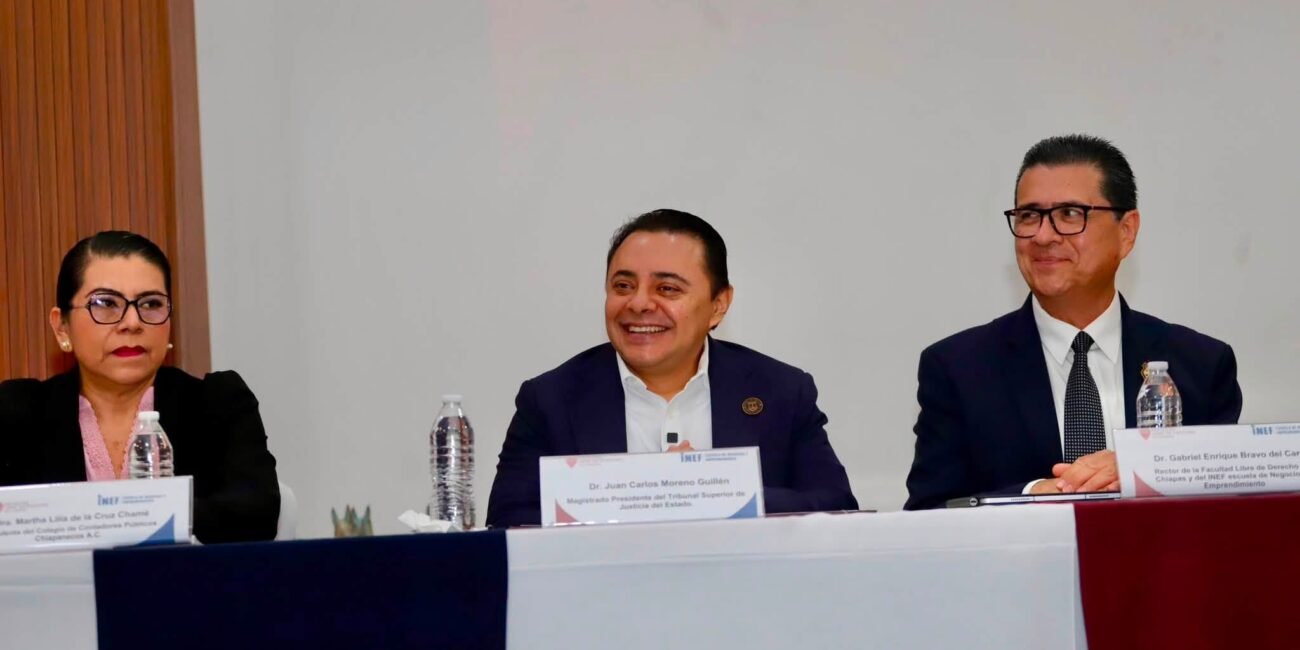 Juan Carlos Moreno Guillén reconoce a nuevas generaciones de profesionistas comprometidas con Chiapas