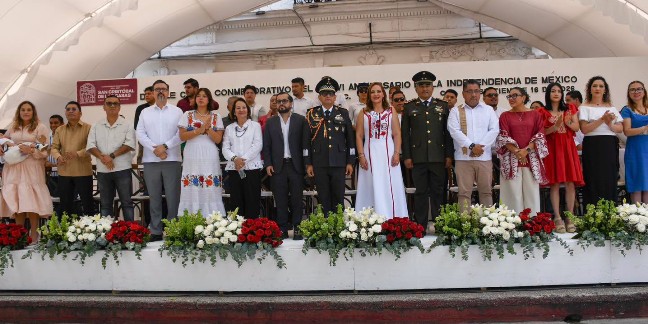 Fabiola Ricci encabeza desfile cívico-militar por el 216 Aniversario de la Independencia de México