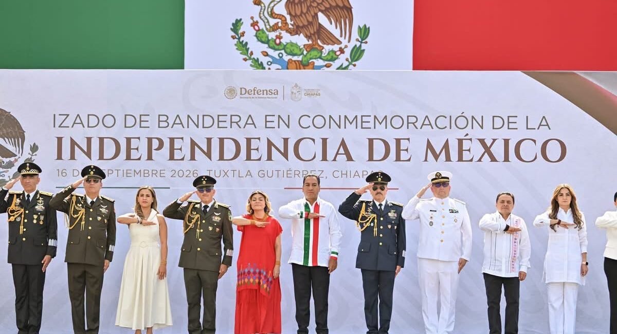 Eduardo Ramírez presencia el Desfile Militar acompañado por miles de chiapanecas y chiapanecos