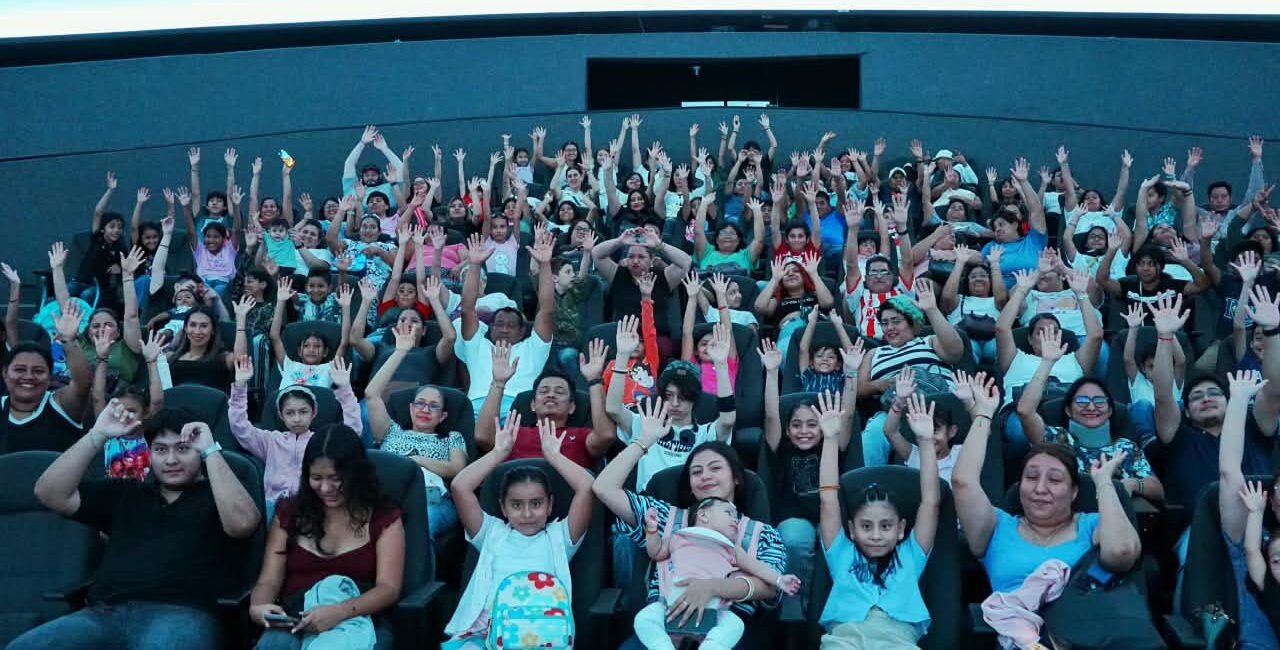 Más de 1,500 personas vivieron una noche de ciencia, estrellas y espuma en el Planetario Tuxtla