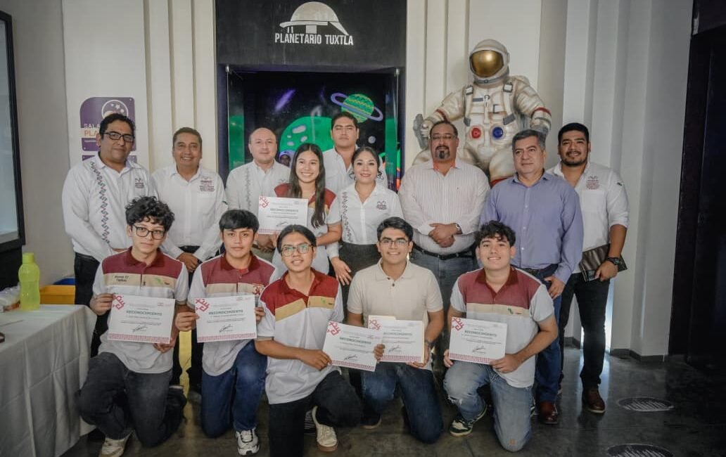 Reciben estudiantes del Cecytech becas para estancias científicas