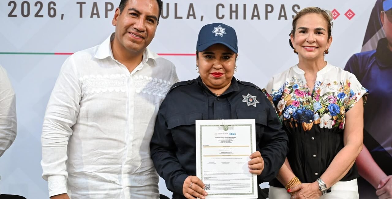 Eduardo Ramírez entrega certificados de bachillerato a policías de seis municipios