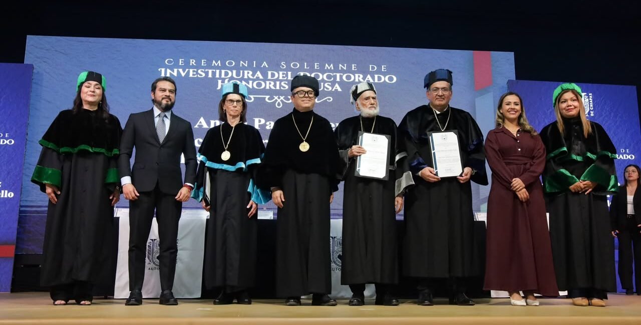 Reconoce Roy Mandujano la excelencia académica en la entrega del Doctorado Honoris Causa