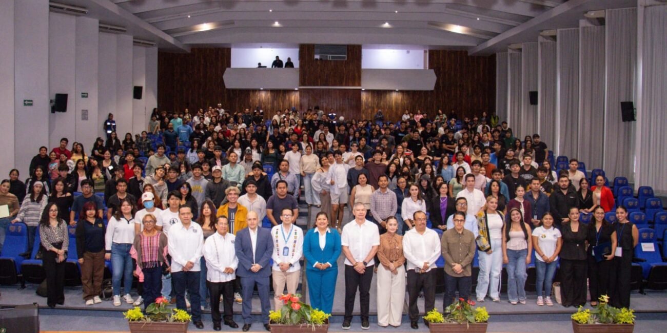Secretaría de Finanzas y ONU imparten conferencia sobre lavado de activos y trata de personas a estudiantes de la Unach
