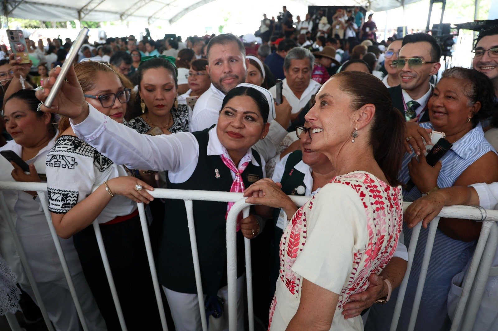 Presidenta Claudia Sheinbaum realiza gira de supervisión y diálogo por hospitales del IMSS-Bienestar en Quintana Roo, Yucatán y Campeche